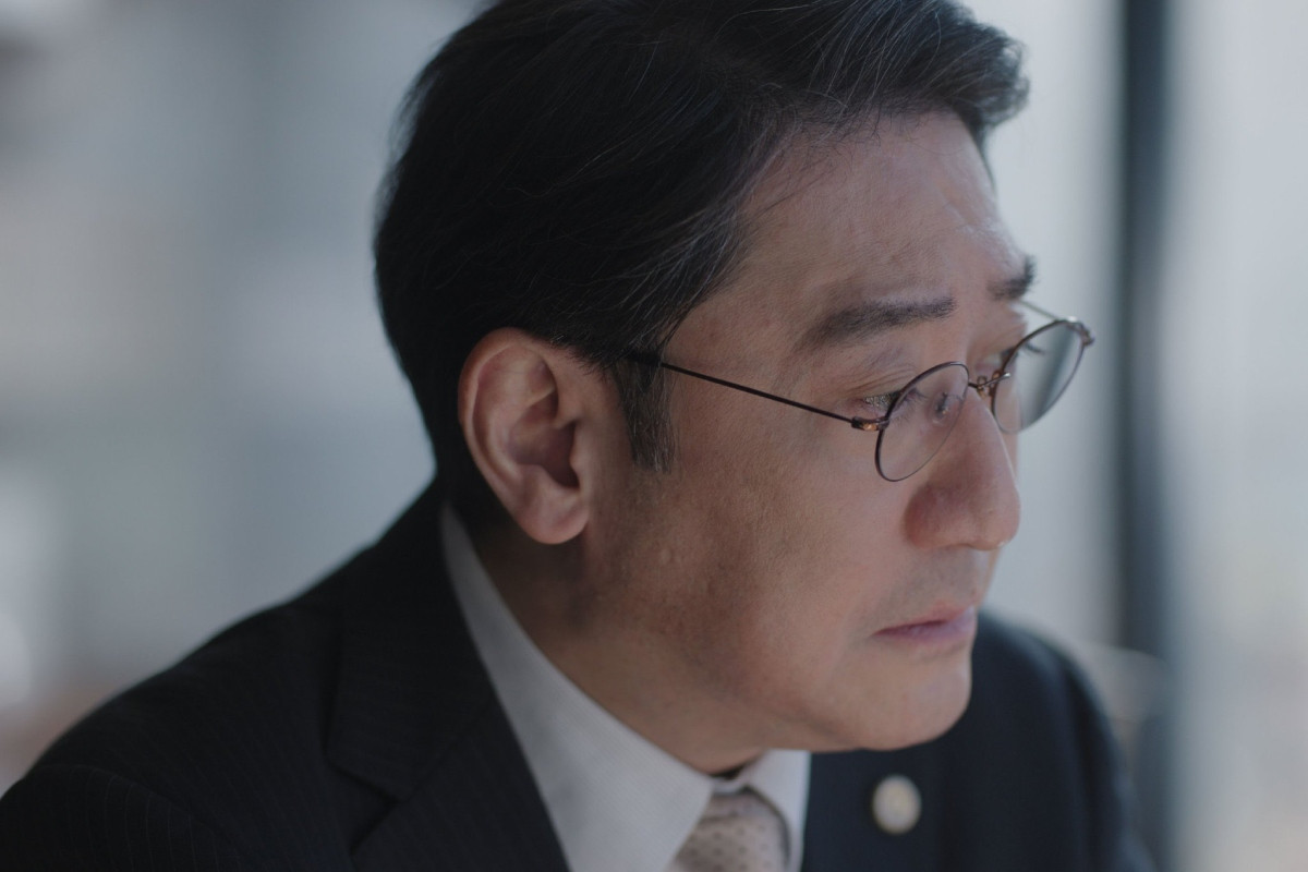 全片始於中村芝翫飾演的律師白石健介一角遭殺害。（圖片來源：電影《天鵝與蝙蝠》官方X @hakuchotokomori）
