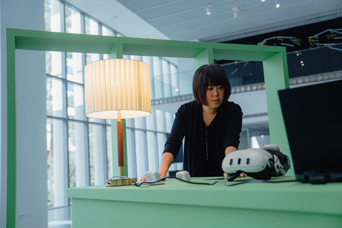 導演陳芯宜於北師美術館《雲在兩千米》，展場 3 樓與 B1 是 VR 作品的沉浸式體驗場域，2 樓則集結導演、吳明益、研究協力洪廣冀與姜博仁，及多位特別參展的藝術家創作成果。（攝影：劉璧慈）