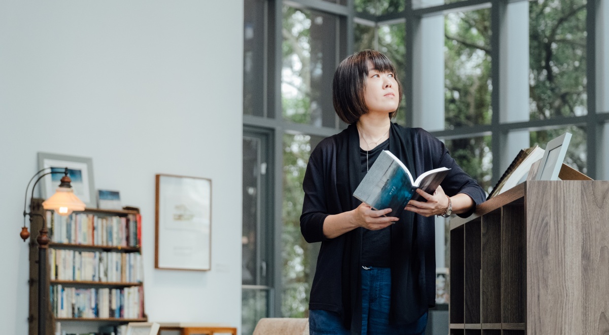 專訪導演陳芯宜：首度改編吳明益小說，《雲在兩千米》在北師美術館用VR走入虛實交疊的尋豹夢境