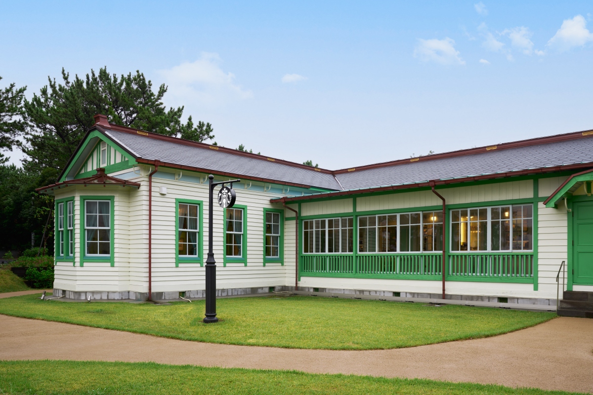「星巴克咖啡 橫濱海之公園店」於2026年8月10日開幕，其進駐可眺望大海的「登錄有形文化財」洋館。（圖片來源：Starbucks Coffee Japan）