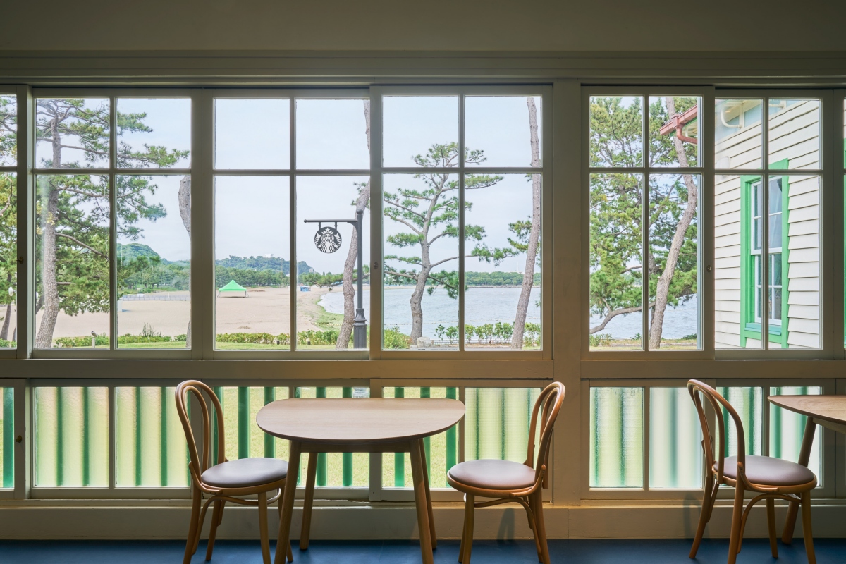在此可以欣賞海之公園的自然風光與海邊景致，享受歷史、海洋與咖啡交織的獨特時光。（圖片來源：Starbucks Coffee Japan）