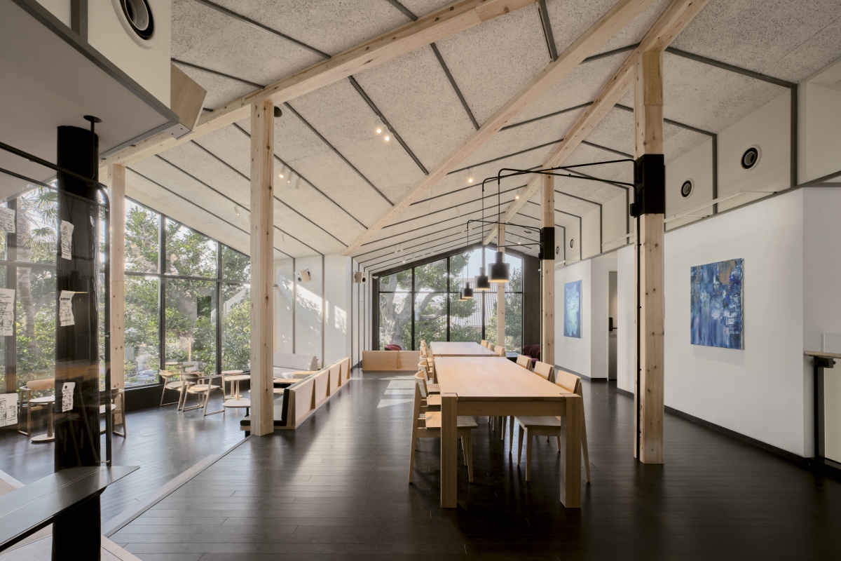 「Starbucks Cafe & Art Gallery 谷中御殿坂」內部空間（圖片來源：Starbucks Coffee Japan、攝影：Ryo Yoshiya）
