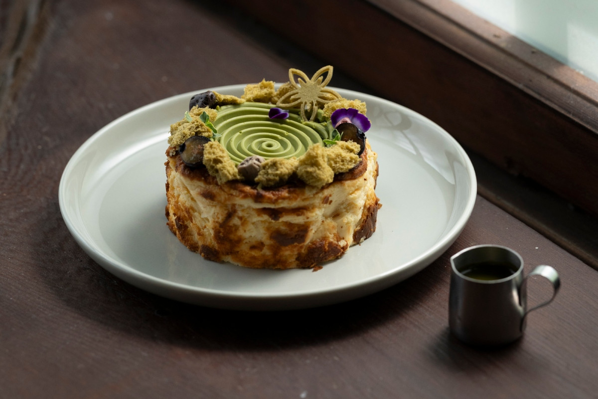 甜點「石韻枯山」取巴斯克乳酪蛋糕作底，其上並點綴抹茶香堤、抹茶戚風與抹茶醬；參考價格 NT$380。（圖片提供：Bread, Espresso &）