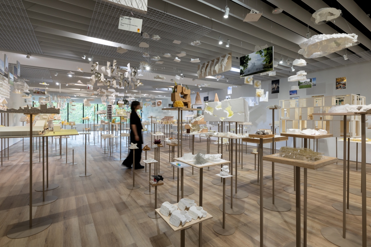 展間模型高低錯落，甚至有從天花垂吊下來，這也呼應了這座展間是一座模型的森林，同時也是藤本壯介的思考之森。（圖片提供：忠泰美術館）