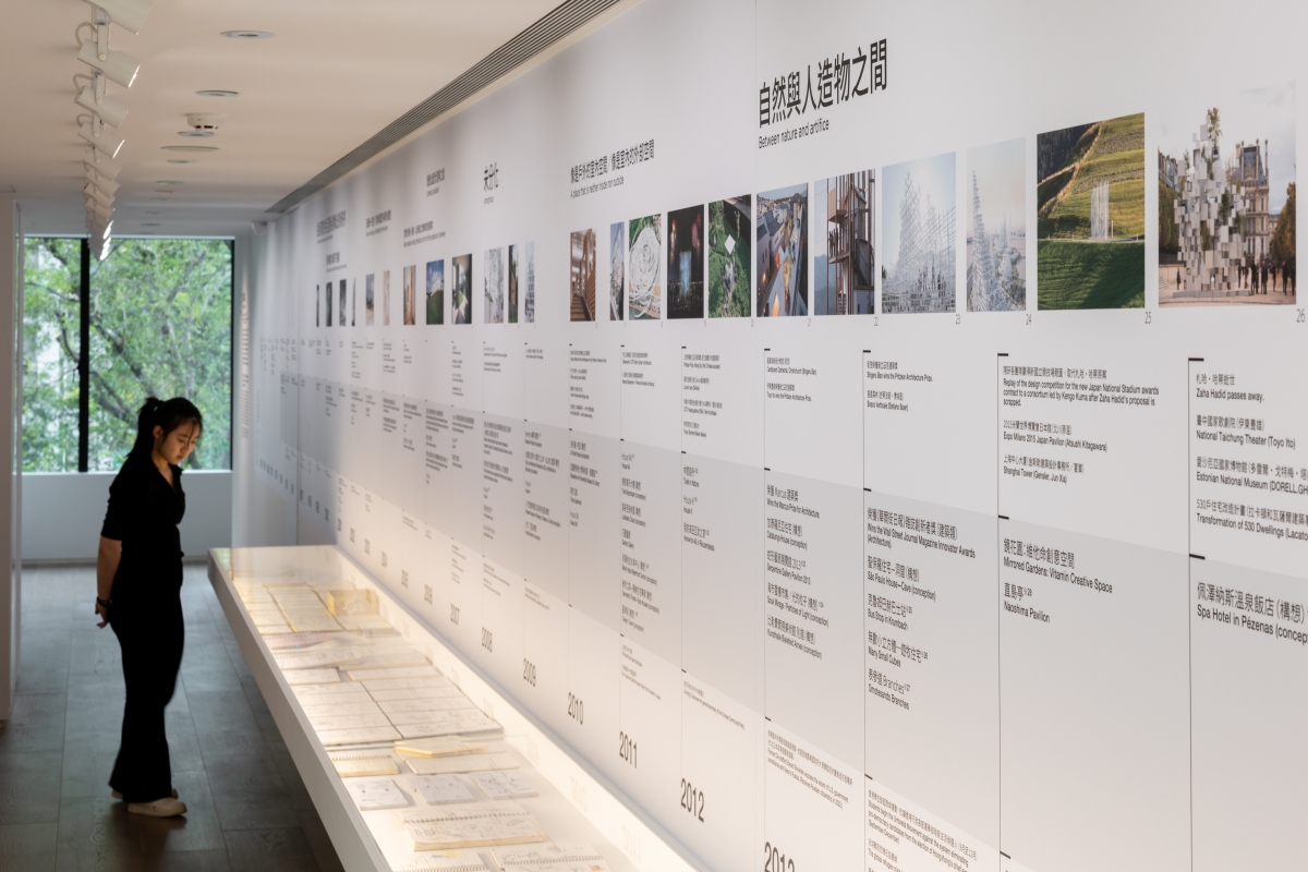 「軌跡之森」由建築史學家倉方俊輔兼修編纂，透過年表、手繪草圖、建築語錄與獲獎紀錄，串聯藤本壯介不同時期的代表作品。（圖片提供：忠泰美術館）