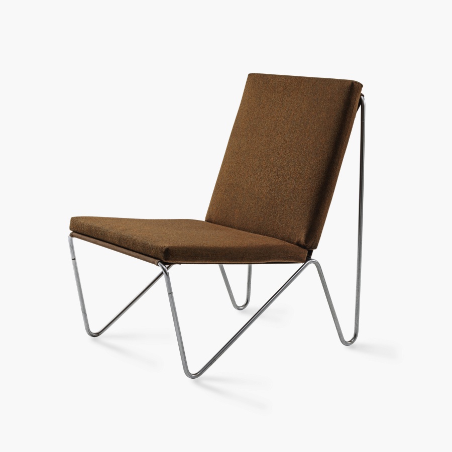 Bachelor Chair，1955年，製造商：Fritz Hansen？以極簡的彎管鋼架與套布結構打破厚重視覺，可扁平拆裝的輕量設計專為自由游牧的青年居所而生，是他走向塑料與色彩革命前，對結構減法與模組機能的純粹詮釋。（圖片提供：Vitra Design Museum, Jürgen Hans © Verner Panton Design AG）