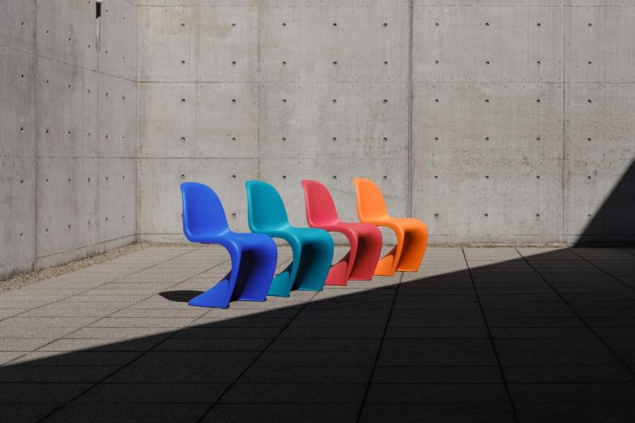 Panton Chair 2026 年Verner Panton 誕辰100 週年紀念版。於 1950 年代末構思的 Panton Chair，是史上首張單一塑料一體成型的懸臂單椅。標誌性的 S 形有機曲線與飽和顯色徹底打破傳統家具框架，為 20 世紀工業塑料革命與太空時代美學立下不朽里程碑。（圖片提供：Vitra）