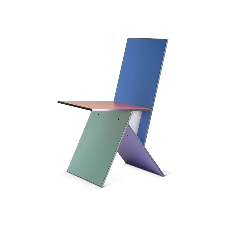 Vilbert chair，1992年，製造商：IKEA。Panton於 1992 年為 IKEA 設計，並由 IKEA 生產製造，由 4 塊塗有亮麗色彩的三聚氰胺 MDF 板構成，以俐落的斜角拼合出極具後現代主義風格的幾何結構，當時僅生產約 4,000 張便停產了。（圖片提供：Vitra Design Museum, Jürgen Hans © Verner Panton Design AG）