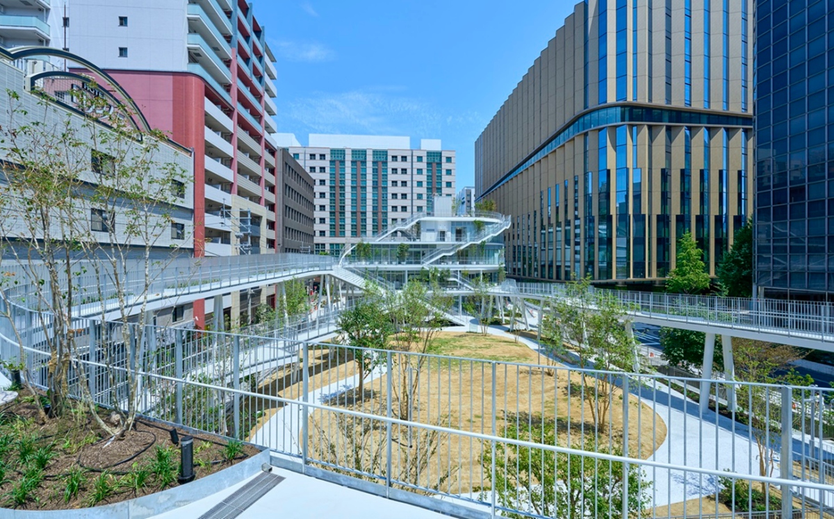 由建築師藤本壯介設計監修的明治公園，透過連接店舖建築的立體步道，以及被豐富綠意環繞的5座廣場，創造不同於以往的公園體驗。（圖片來源：東京建物株式會社）
