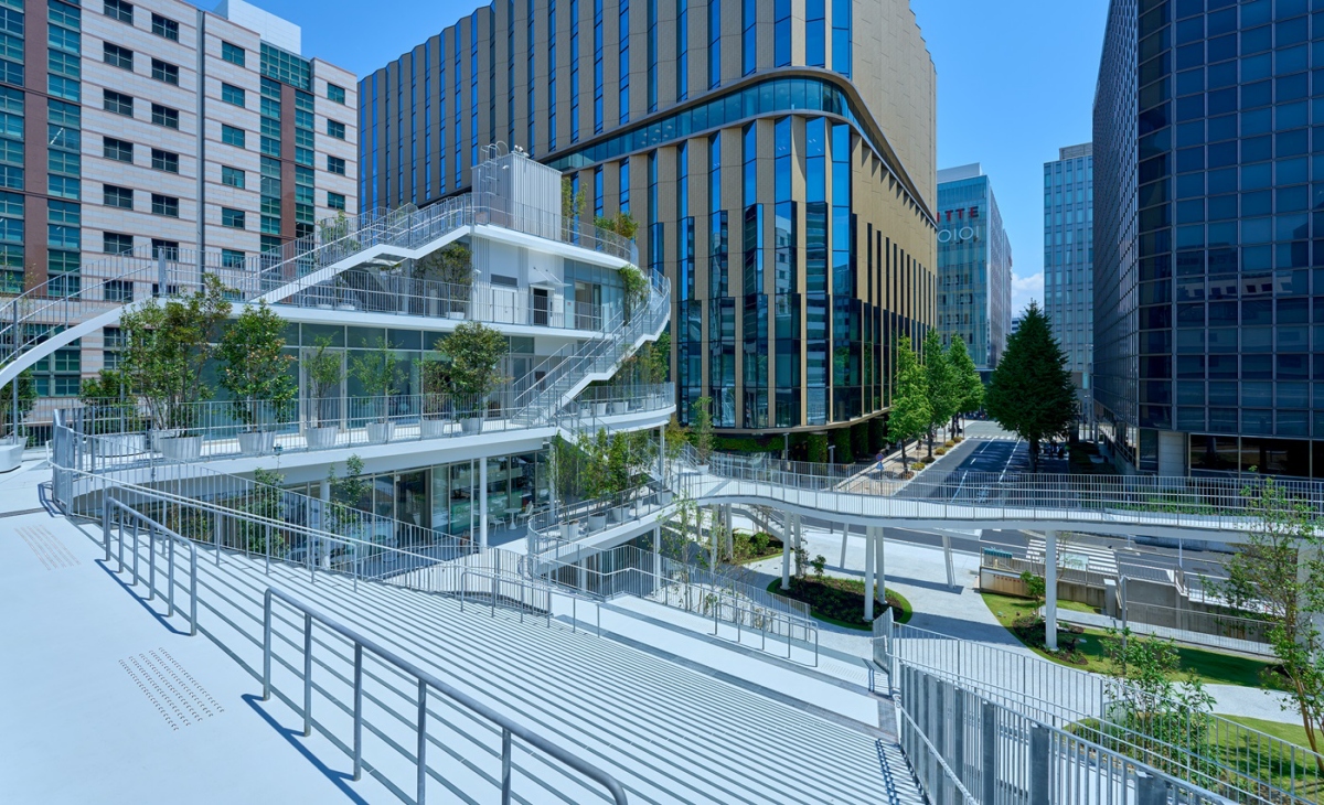 店舖建築露台空間「結之庭」、階梯廣場「緣之庭」（圖片來源：東京建物株式會社）
