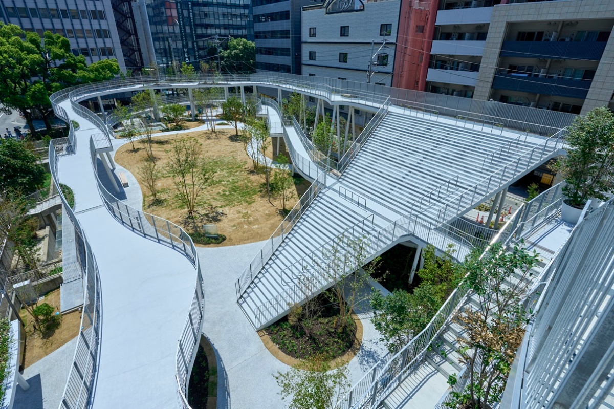 步道與店舖建築的戶外階梯相互連結，全長約226公尺。（圖片來源：東京建物株式會社）