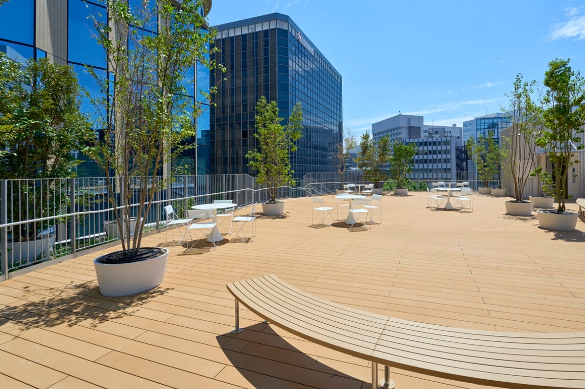 店鋪建築屋頂廣場空間「空之庭」（圖片來源：東京建物株式會社）
