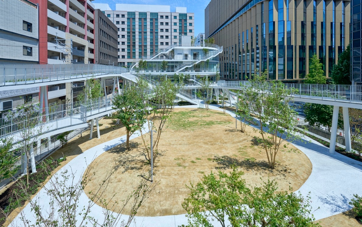 被立體步道環繞的草坪空間「野之庭（野々にわ）」（圖片來源：東京建物株式會社）