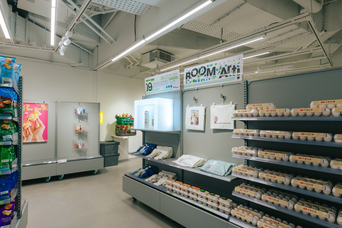 葉姵萱的《完蛋 刷牙時間道》巧妙融合全家便利商店的蛋品販售，搭配藝術家聯名商品，邀請民眾逛展也消費。（圖片提供：勤美術館）