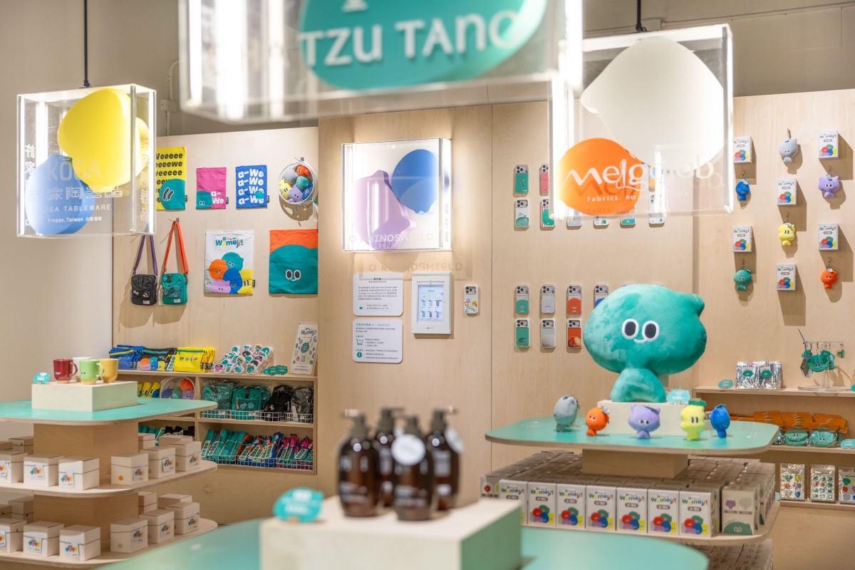 展場販售各式a-We限量商品。（圖片來源：文化部）
