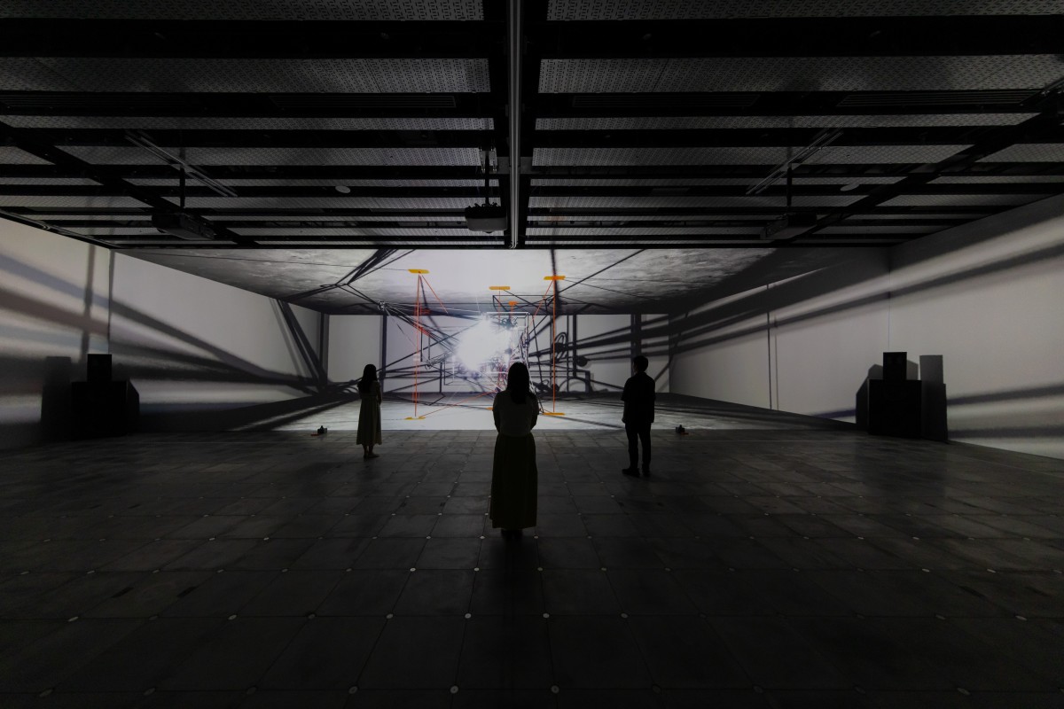 真鍋大度舊作參考，2024 年 VS. 「Continuum Resonance 連續共鳴 」展覽現場。 攝影： Muryo Homma (Rhizomatiks)