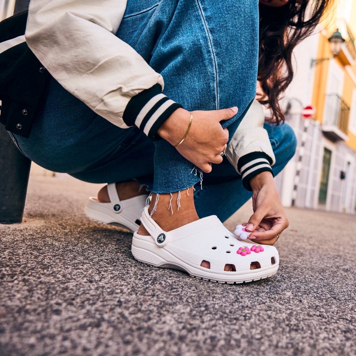 Crocs洞洞鞋側邊鞋扣印有鱷魚圖案（圖片來源：Crocs）