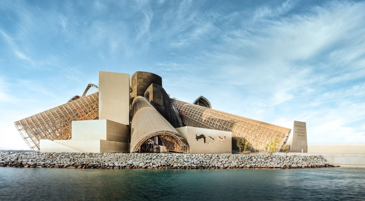 建築界巨擘Frank Gehry遺作「阿布達比古根漢美術館」2026年底開幕！以10座巨型圓錐為現代與當代藝術帶來全新視角