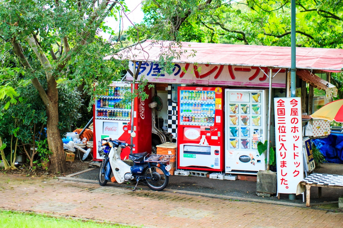 今屋漢堡誕生於福岡市中央區西公園，由創辦人今崎勝美從改裝自中古車的餐車起家；圖即為其西公園本店。（圖片提供：今屋のハンバーガー台灣）