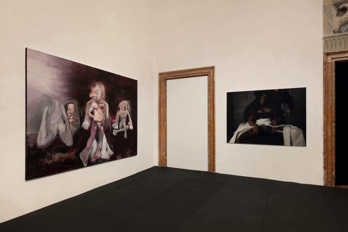 Arthur Jafa《Man Monster – Duffy》（圖中右）、Richard Prince《Untitled (de Kooning)》（圖中左）。（圖片提供：Fondazione Prada／攝影：Andrea Rossetti）