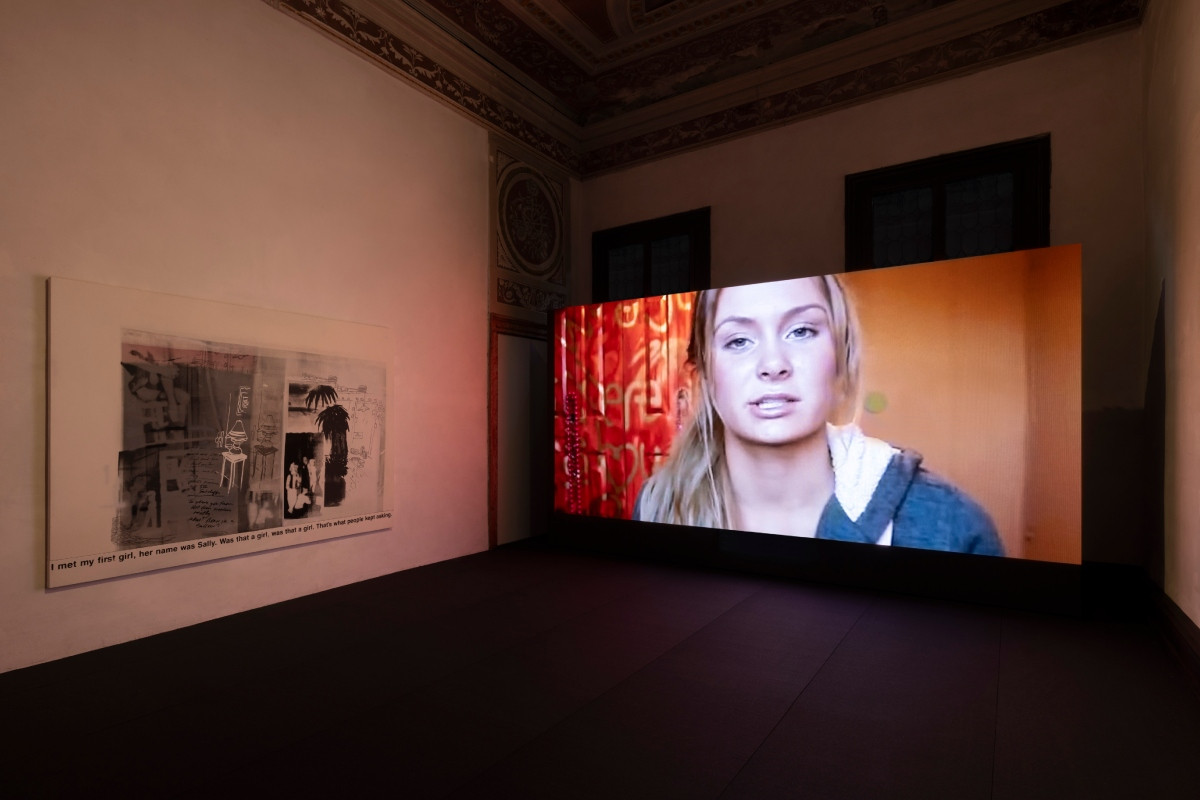 Arthur Jafa《The White Album》（圖中右）、Richard Prince《I Know This Guy (White Paintings)》（圖中左）。（圖片提供：Fondazione Prada／攝影：Andrea Rossetti）