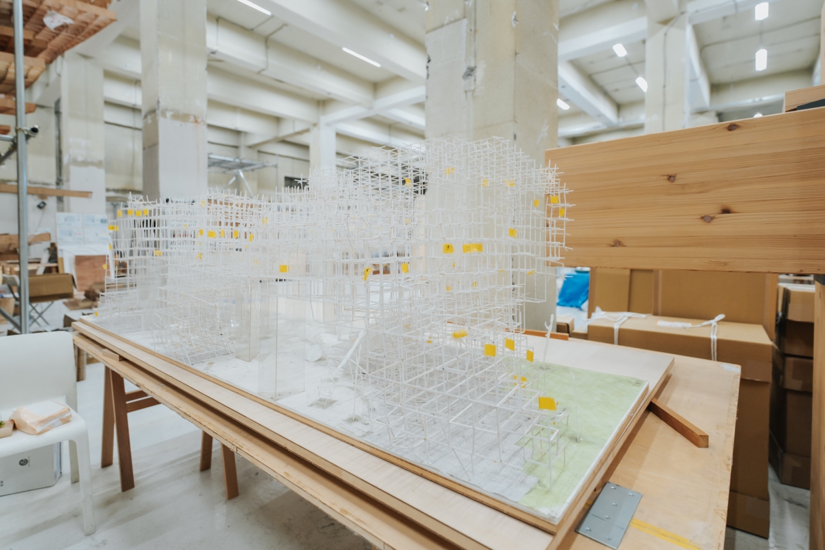 事務所保有2013年倫敦「蛇形藝廊夏季展亭」模型。（攝影：KRIS KANG）