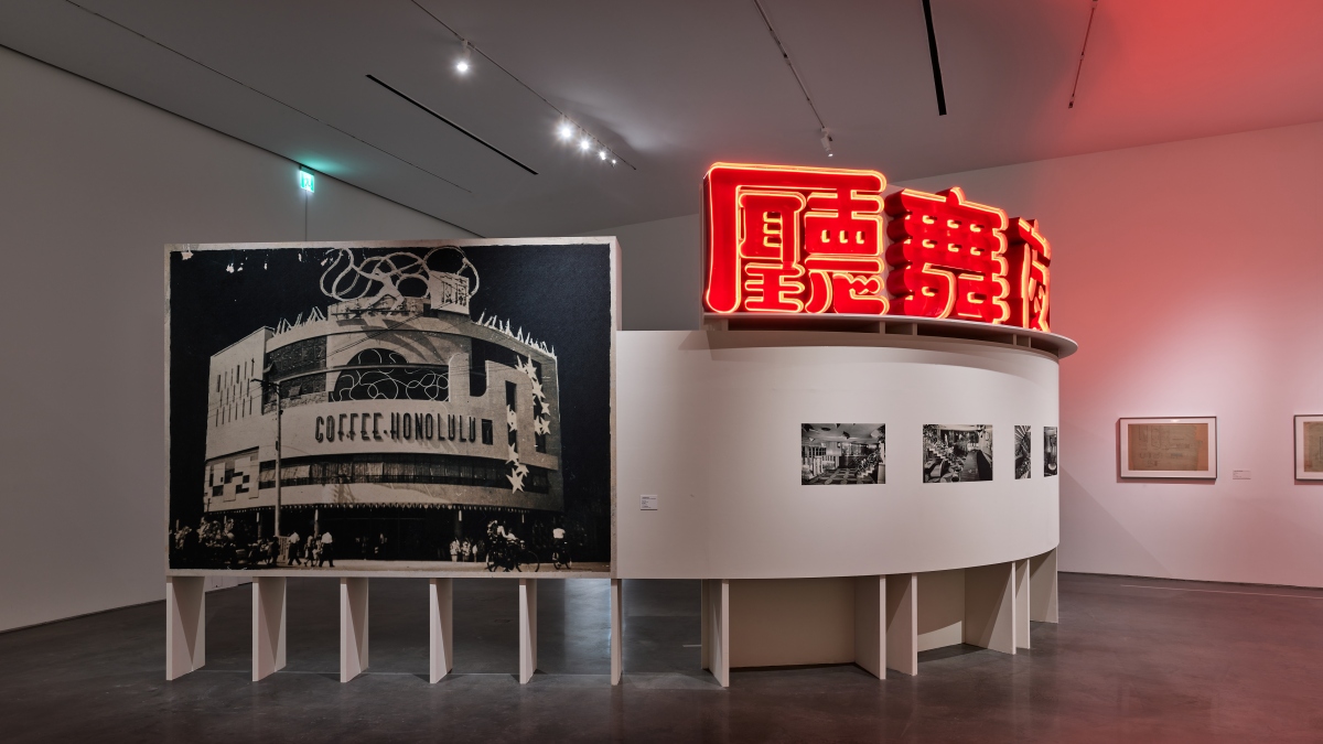「南夜舞廳」專區與復刻招牌。（攝影：Studio Millspace、圖片提供：臺中市立美術館）
