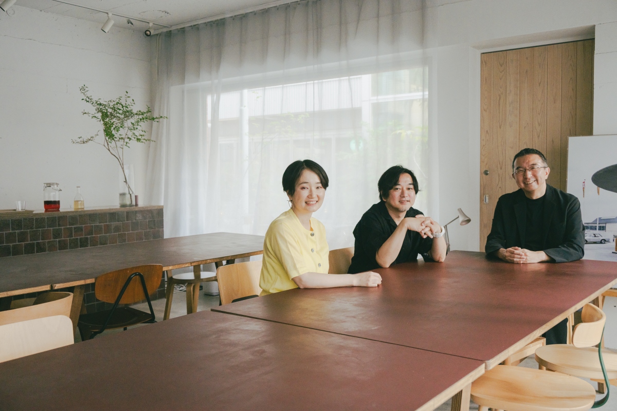 藤本壯介、平田晃久、大西麻貴（右起），對談時可見彼此的好交情。（攝影：傅詩翔）