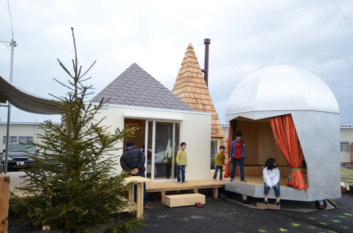 伊東豊雄建築設計事務所、大西麻貴／o+h共同設計的「東松島Home for All」（2013，宮城），錯落的 3 棟小屋宛如小鎮的家屋。