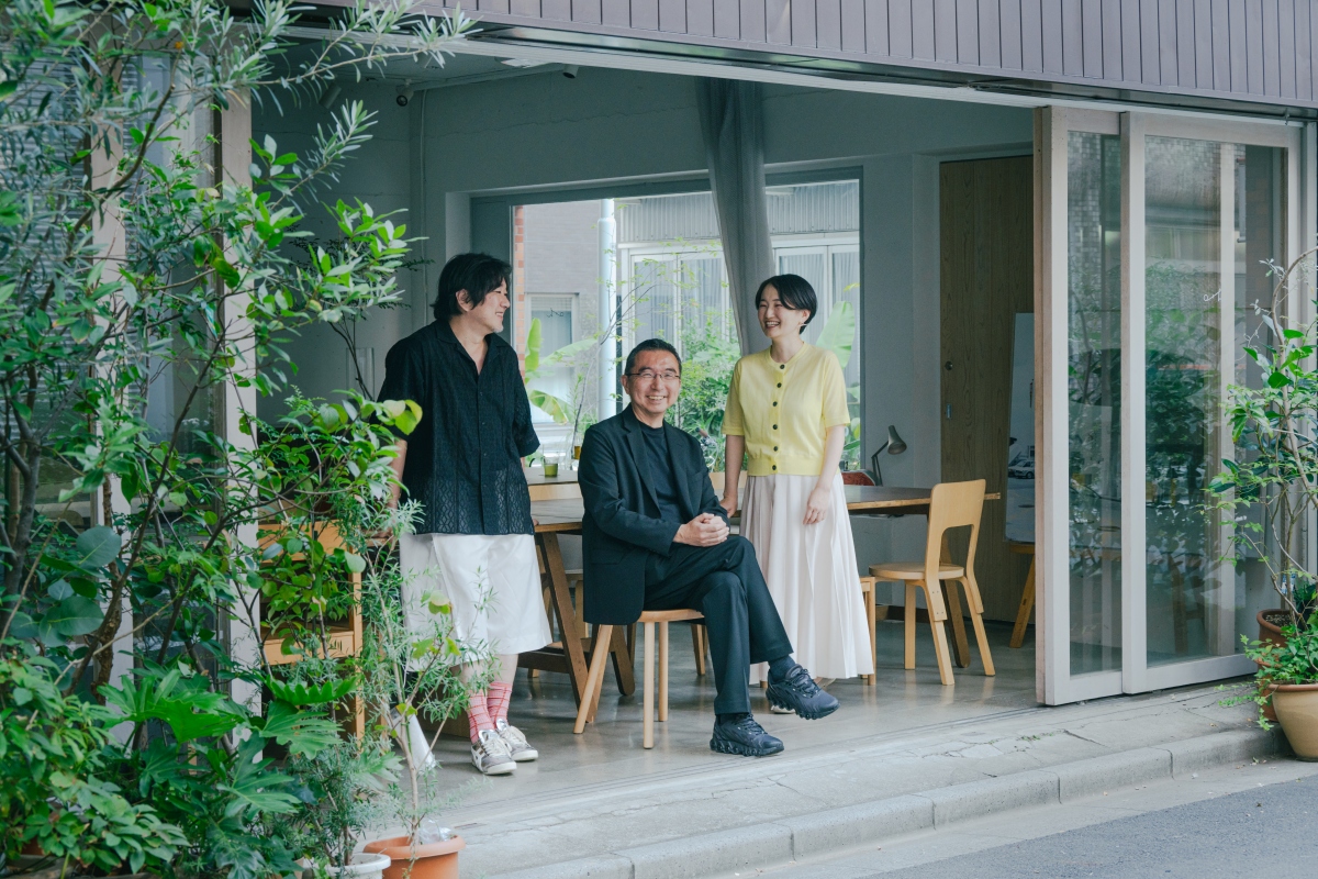 對談在大西麻貴和百田有希主理的事務所「o+h」1樓展開，大片玻璃拉門面向街道敞開，模糊了建築與城市的邊界。（攝影：傅詩翔）