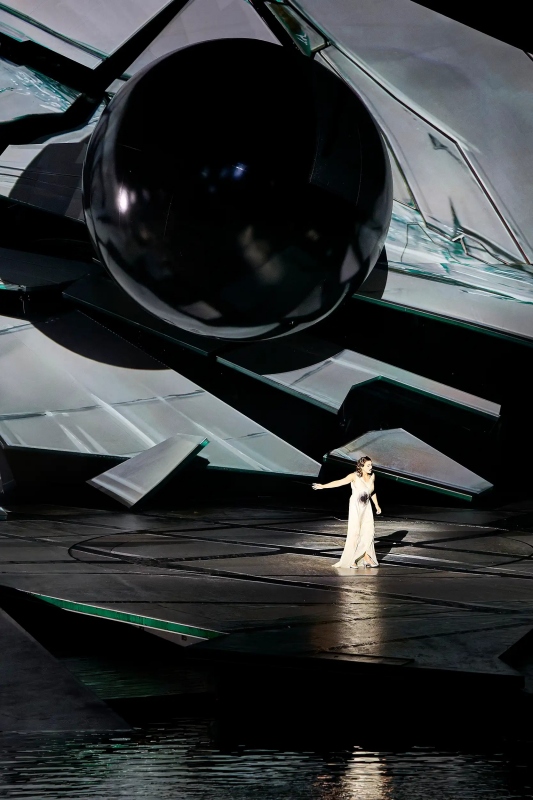 （圖片來源：布雷根茲藝術節《La traviata》官網）
