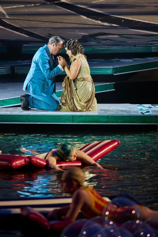 （圖片來源：布雷根茲藝術節《La traviata》官網）