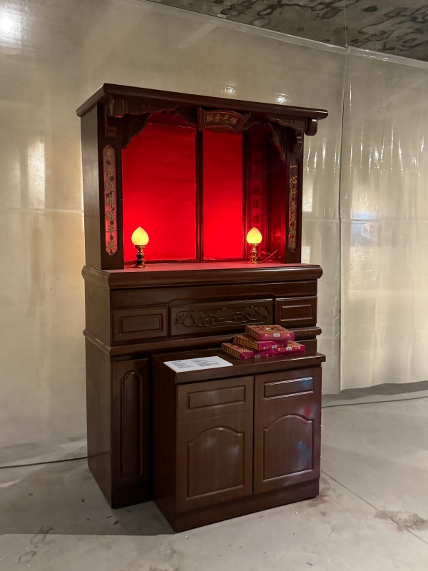 展覽中也融入了台灣在地的文化元素，像是乖乖、神龕這些展品。（攝影：Adela Cheng）