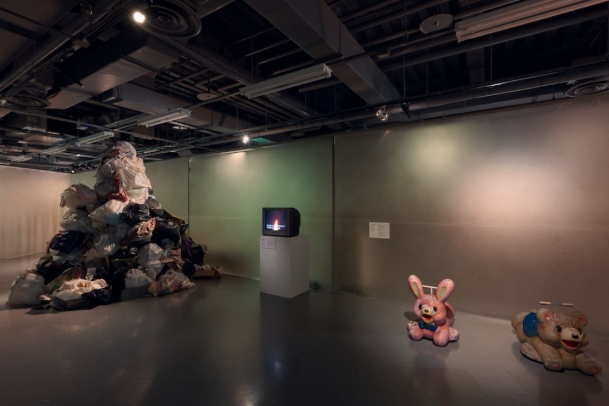 不同於鬼屋等以驚嚇為主要體驗的形式，《恐怖心展》並非透過驚嚇、血腥或獵奇的演出刻意製造恐懼，而是從每個人的內在感受出發，重新思考「恐懼究竟是什麼？」本圖為日本展場。（圖片提供：恐怖心展）