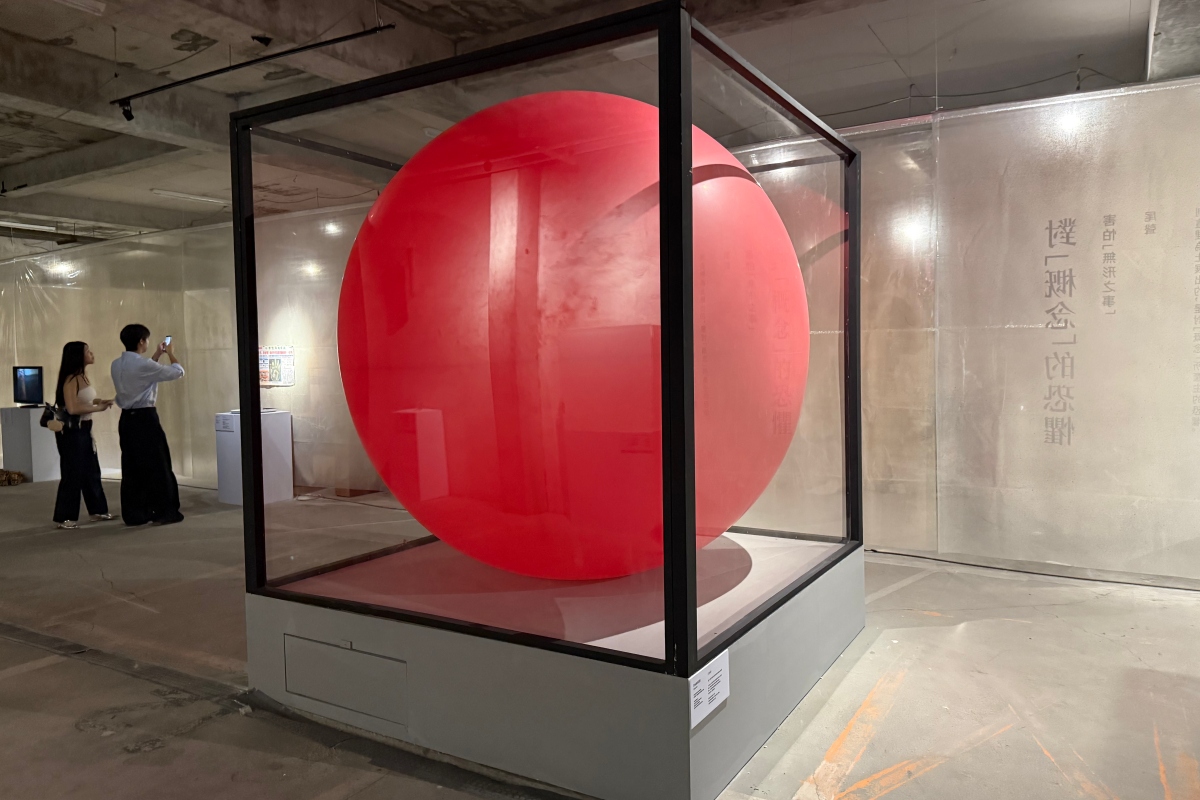 作家梨推薦入口處會膨脹、縮小的巨大氣球展品。（攝影：Adela Cheng）