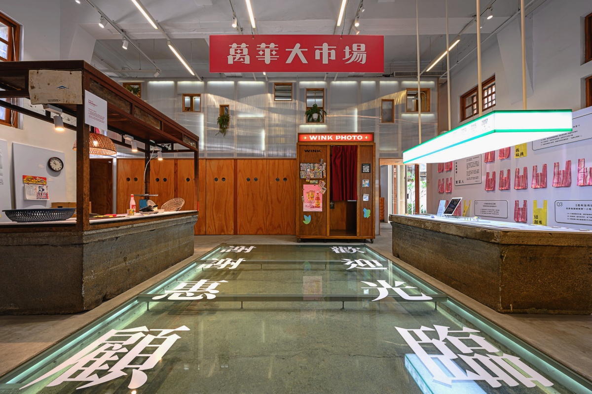 2026 年新富町文化市場十週年展《市場製造》在新富展區《市場是一個（  ）的地方》，透過現地創作、設計挖掘及參與共創，重新觀看市場如何形塑當代生活與文化想像。（圖片提供：忠泰建築文化藝術基金會）