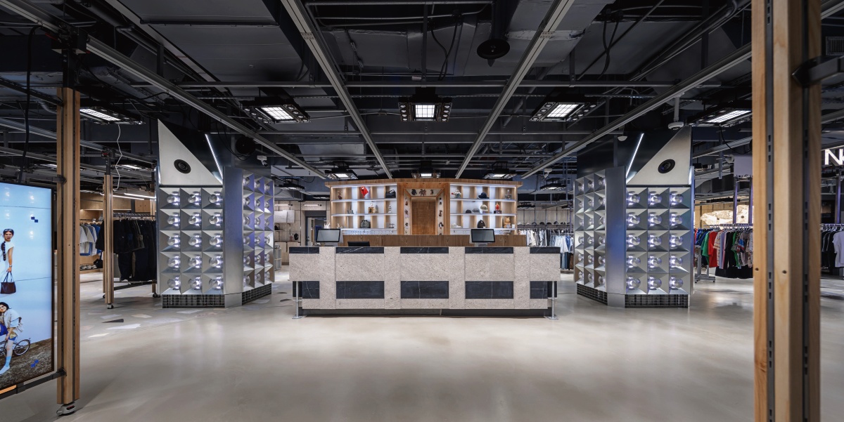 勤美誠品綠園道 B2「THE GROUND 醞釀之地」核心場景「派對殿堂」展現了SPARKiT 的美學核心。除了運用俐落的金屬與木質模組道具，更融入花蓮地震板石材，並在共享設施上結合「衣.zip」的舊衣織物創作。（攝影：丰宇影像）