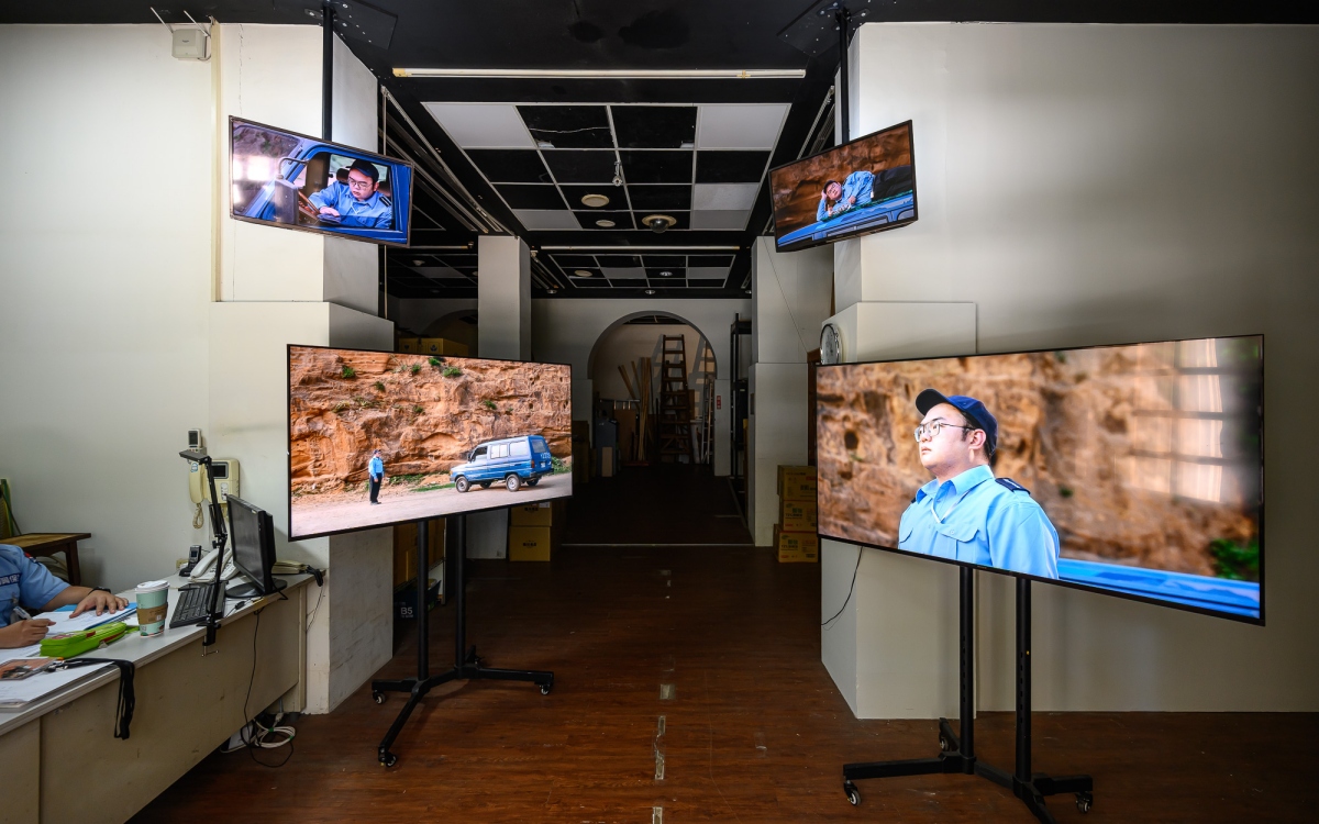 李奧森《美術館警衛》（圖片提供：台北當代藝術館，攝影：ANPIS FOTO 王世邦）