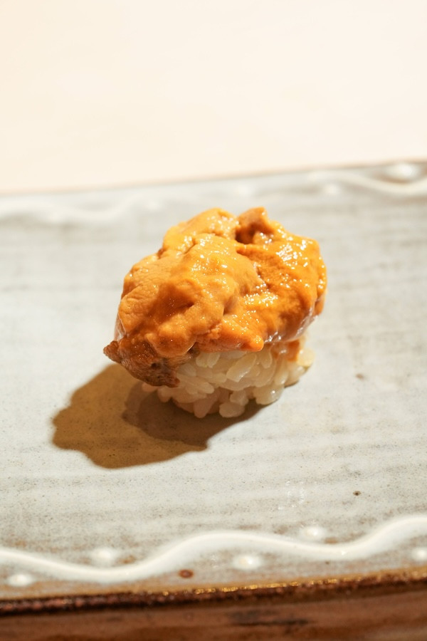 台北日式板前壽司「鮨水仙」：聚焦九州食材，週年限定「熊本天草天然赤海膽」夢幻美味必嚐