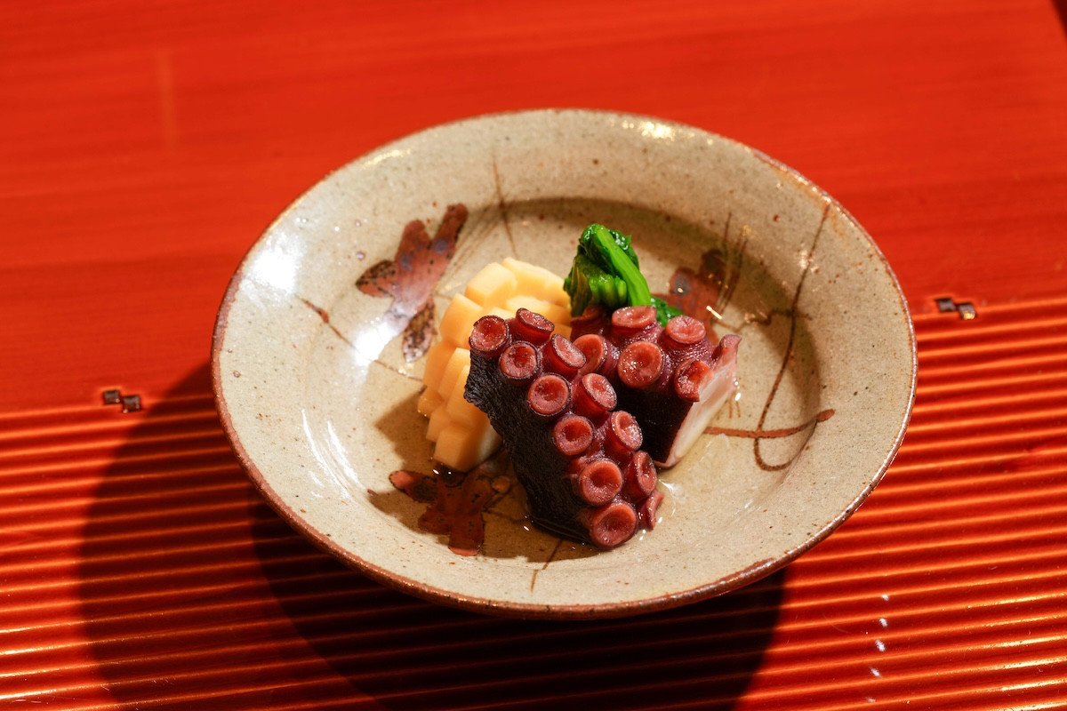 台北日式板前壽司「鮨水仙」：聚焦九州食材，週年限定「熊本天草天然赤海膽」夢幻美味必嚐