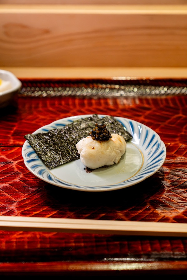 台北日式板前壽司「鮨水仙」：聚焦九州食材，週年限定「熊本天草天然赤海膽」夢幻美味必嚐