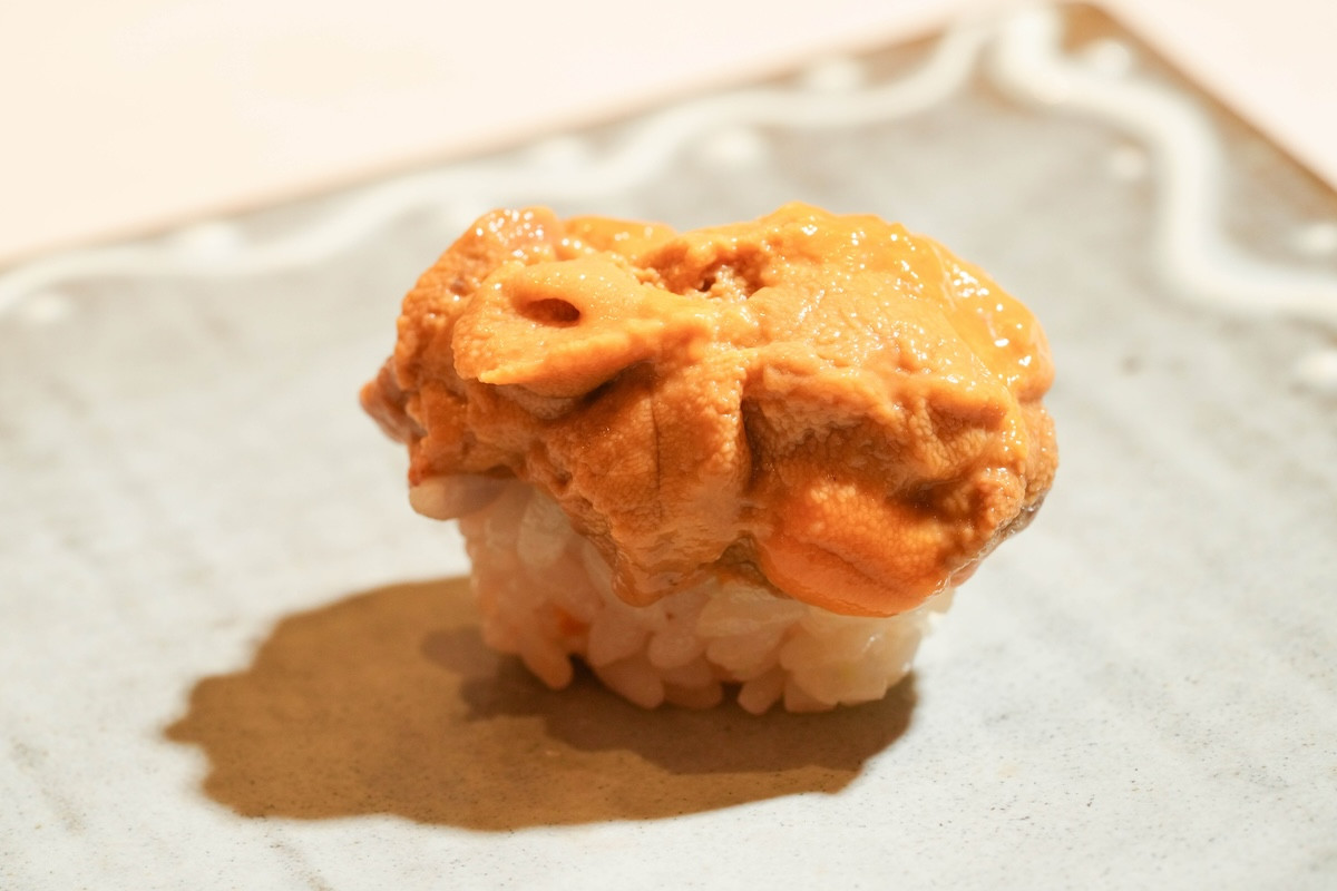 台北日式板前壽司「鮨水仙」：聚焦九州食材，週年限定「熊本天草天然赤海膽」夢幻美味必嚐