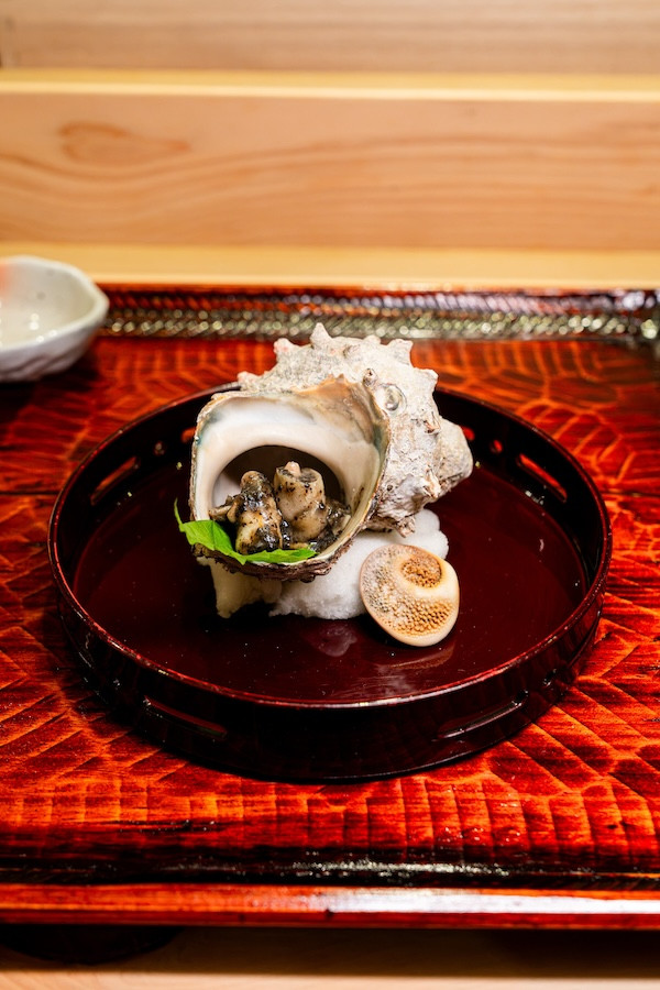 台北日式板前壽司「鮨水仙」：聚焦九州食材，週年限定「熊本天草天然赤海膽」夢幻美味必嚐