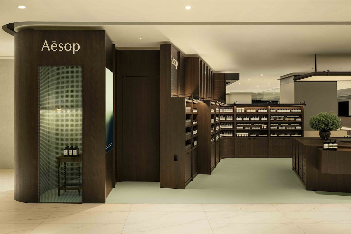 Aesop大巨蛋Garden City店空間設計，胡桃木、手工瓷磚復刻松菸街區家屋樣貌