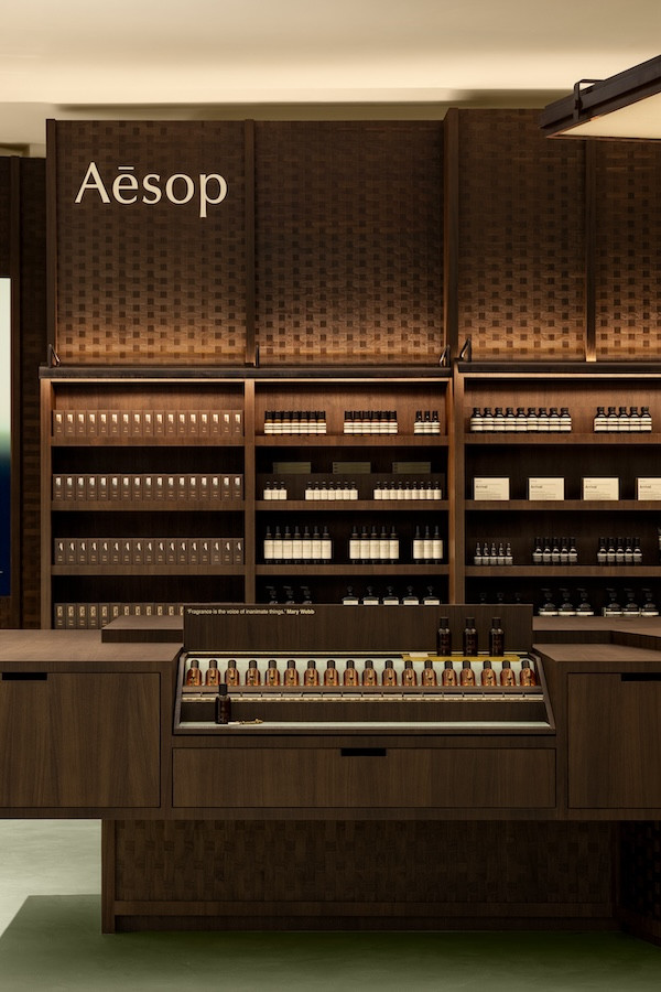 Aesop大巨蛋Garden City店空間設計，胡桃木、手工瓷磚復刻松菸街區家屋樣貌