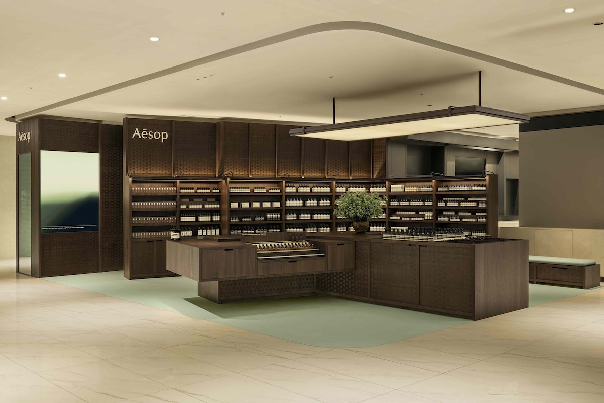Aesop大巨蛋Garden City店空間設計，胡桃木、手工瓷磚復刻松菸街區家屋樣貌