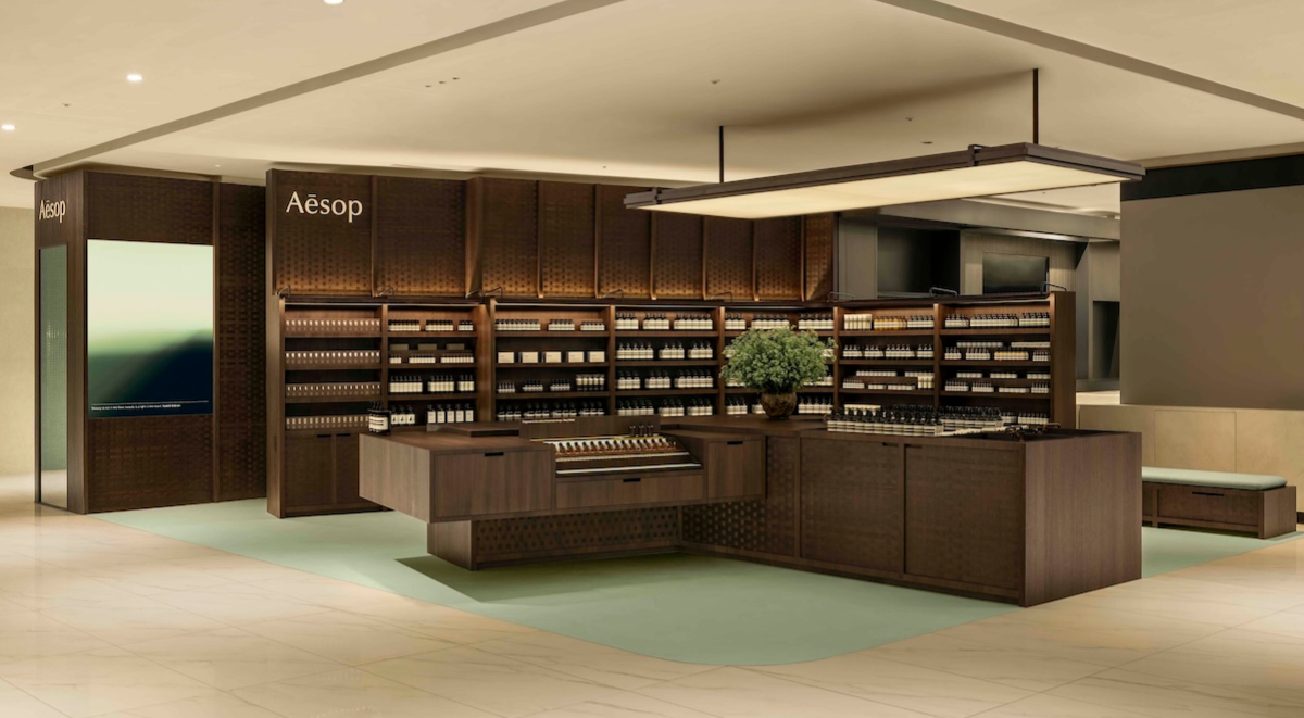Aesop大巨蛋Garden City店空間設計，胡桃木、手工瓷磚復刻松菸街區家屋樣貌