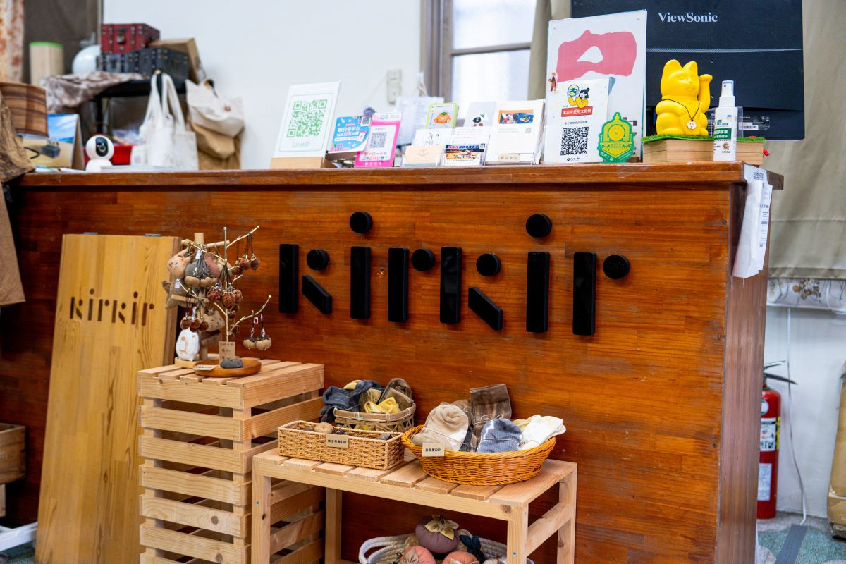 隱身在染坊內的KirKir 品牌展示櫃檯。木桌表面以天然柿汁揉洗上色，散發出時間沉澱後的溫潤大地色調。（圖片來源：《生活工藝誌》第十四期）