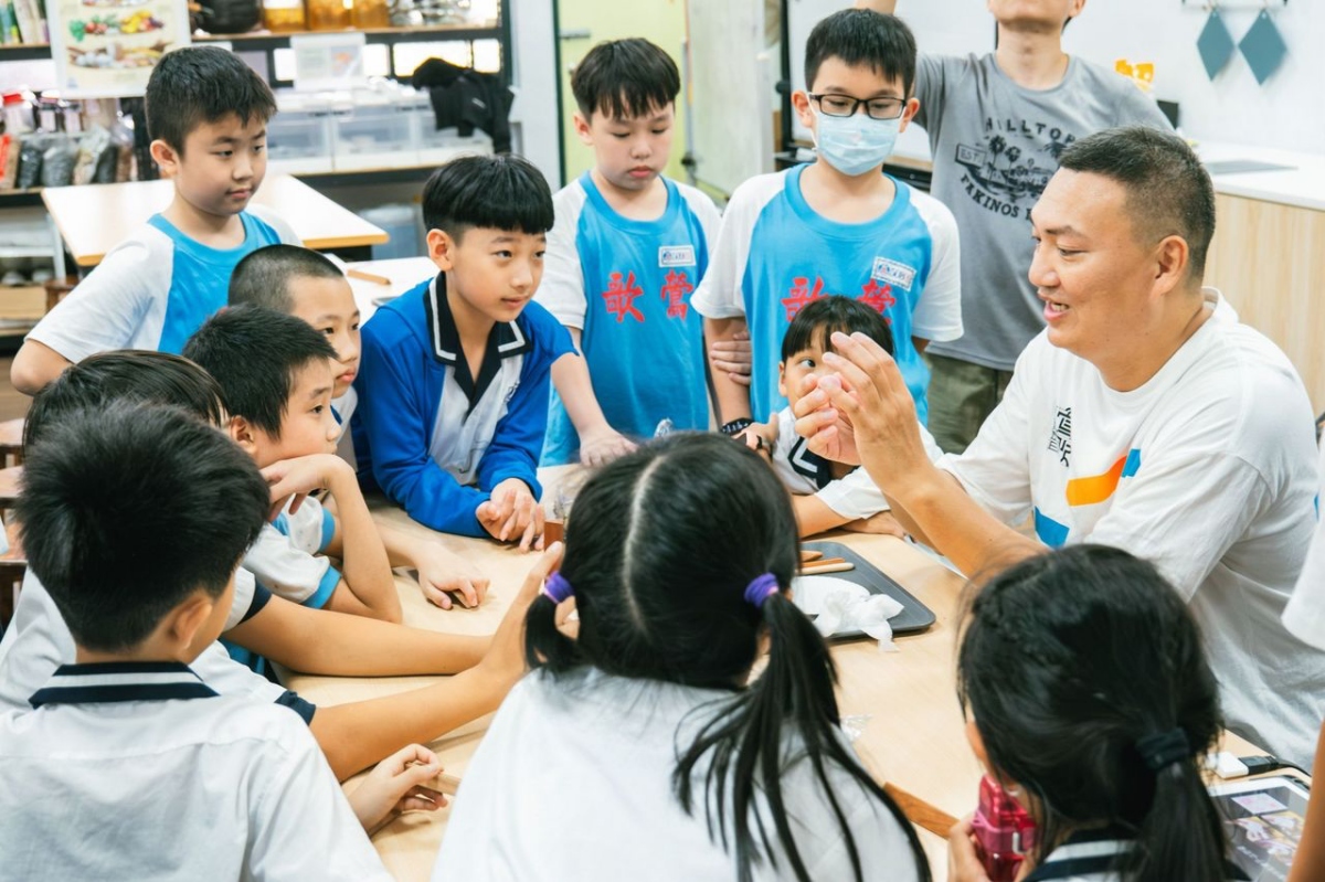 孩子透過「窯場導師」認識家鄉產業並親身參與市場，以創作者身分加入產地，也為地方工藝開啟跨世代共創的傳承方式。（圖片提供：鶯歌產地開放日）