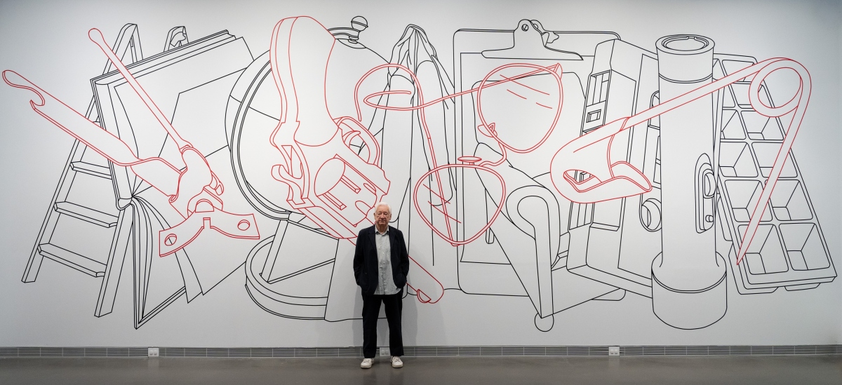 《日常・解碼》藝術家麥可．克雷格－馬丁與本次展出作品〈現代舞〉© Michael Craig-Martin.（攝影：陳李視物，圖片提供：高雄市立美術館）